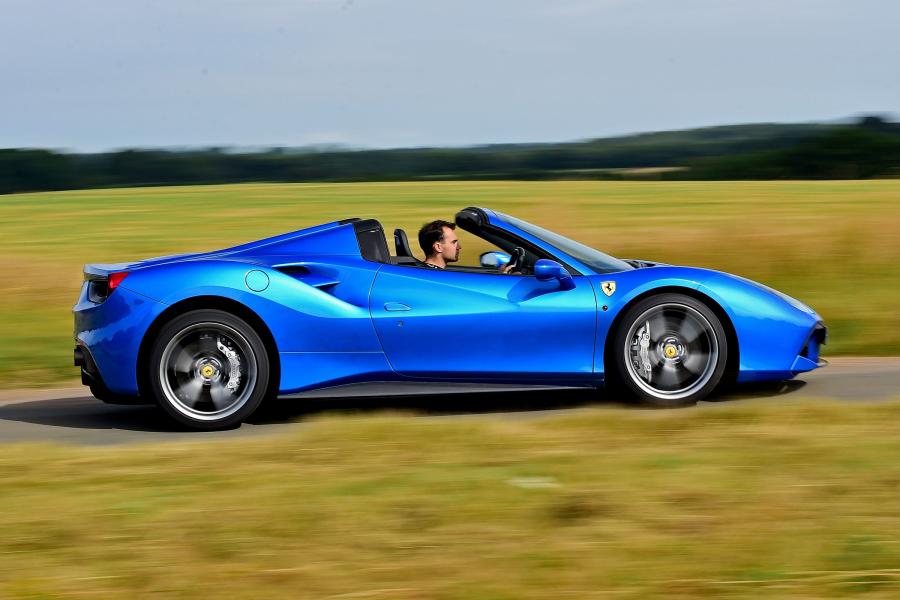  Ferrari 488 Spider 2016 года  (UK) (фото 6 из 28)